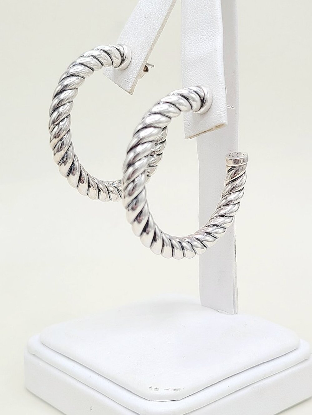 David Yurman Sculpted Hoop Earrings in Sterling Silver - Picture 6 of 8